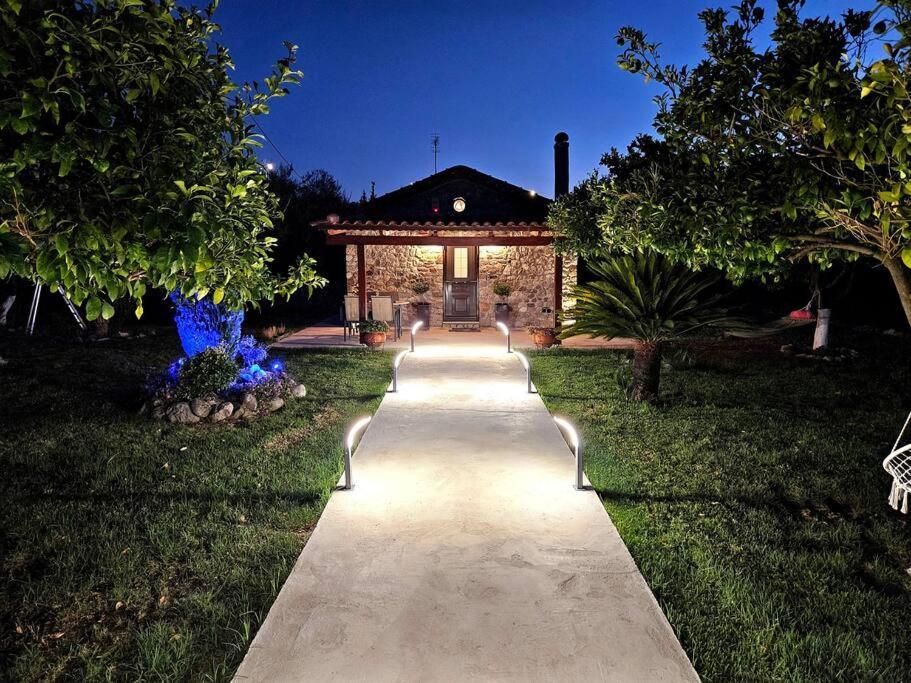 Patras Stonehouse With Large Yard - πέτρινο σπίτι με αυλή Tatil Evi Paralía
